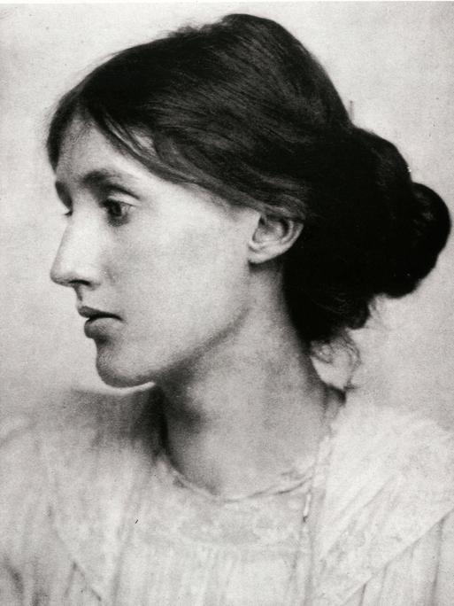 Porträtfoto einer Frau in schwarz-weiß 