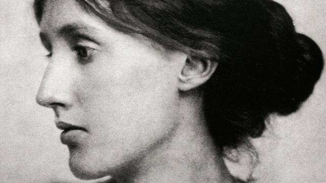 Porträtfoto einer Frau in schwarz-weiß 