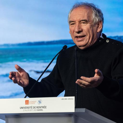 Das Foto zeigt Francois Bayrou an einem Rednerpult.