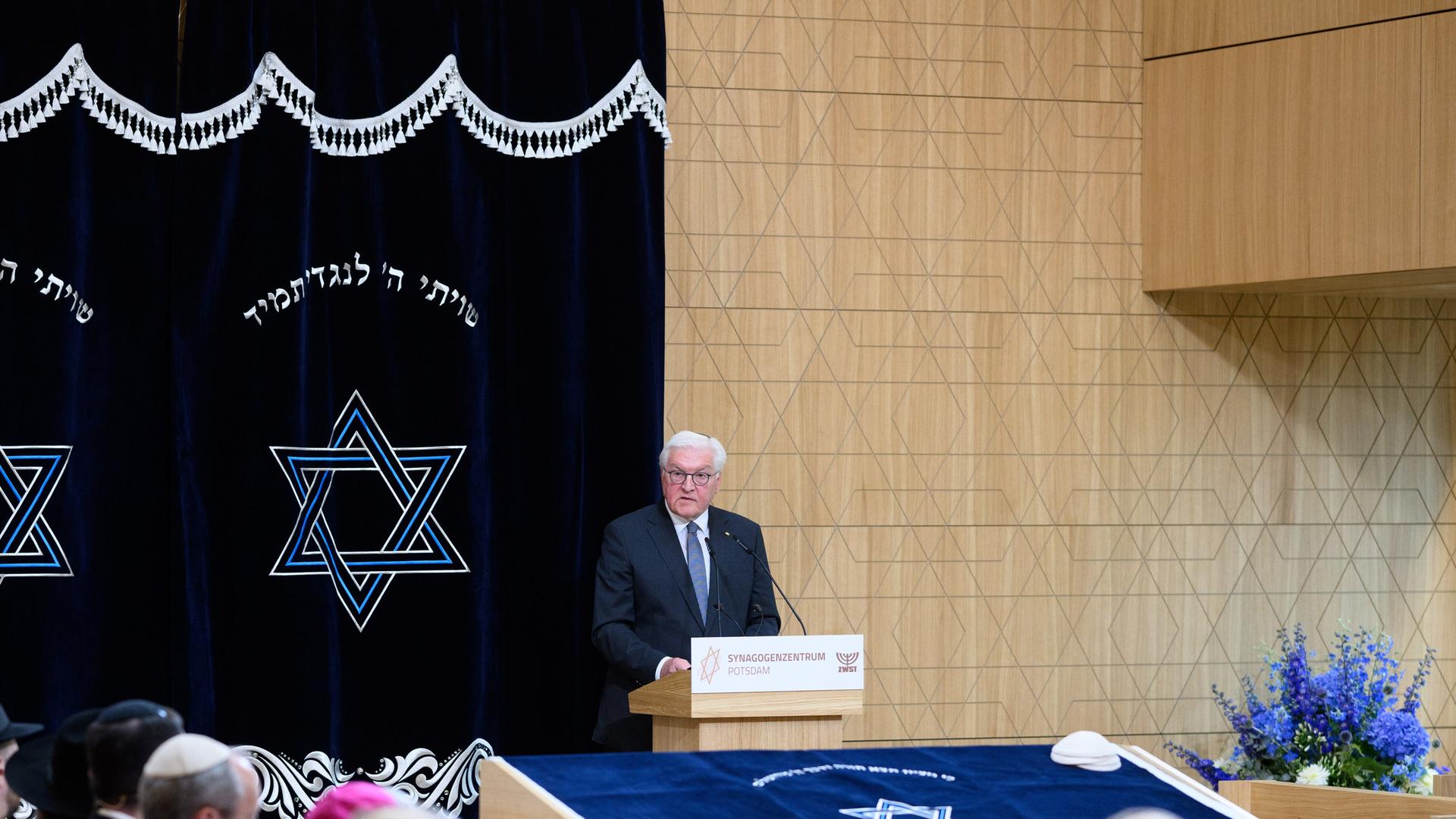 Bundespräsident Frank-Walter steht in der Synagoge am Redner-Pult und spricht.