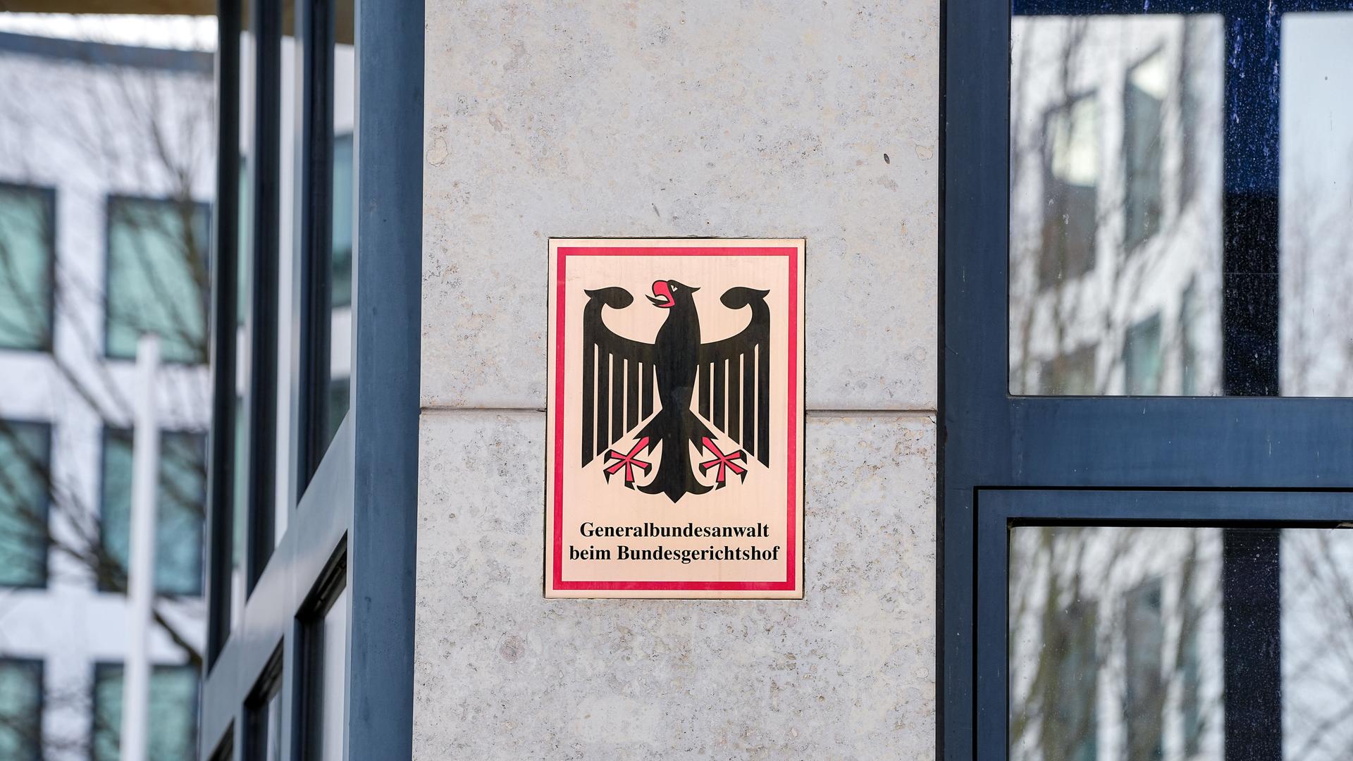 Aussenbereich der Generalbundesanwaltschaft mit goldfarbenem Schild mit einem Bundesadler und der Aufschrift "Generalbundesanwalt beim Bundesgerichtshof"