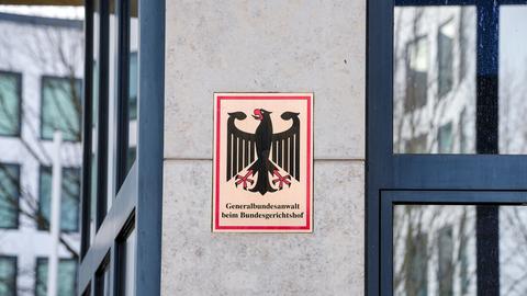 Außenbereich der Generalbundesanwaltschaft mit goldfarbenem Schild mit einem Bundesadler und der Aufschrift "Generalbundesanwalt beim Bundesgerichtshof"