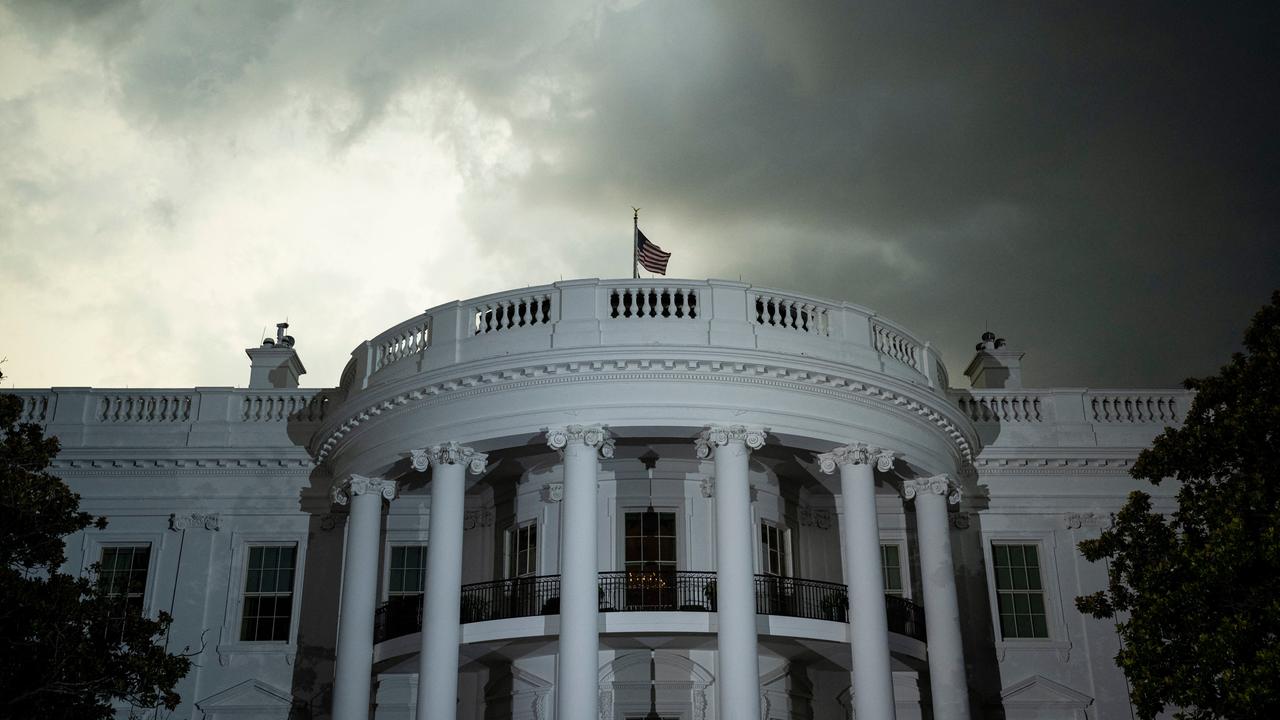 Ein stark bewölkter Himmel zeichnet sich im Hintergrund des Weißen Hauses in Washington ab.