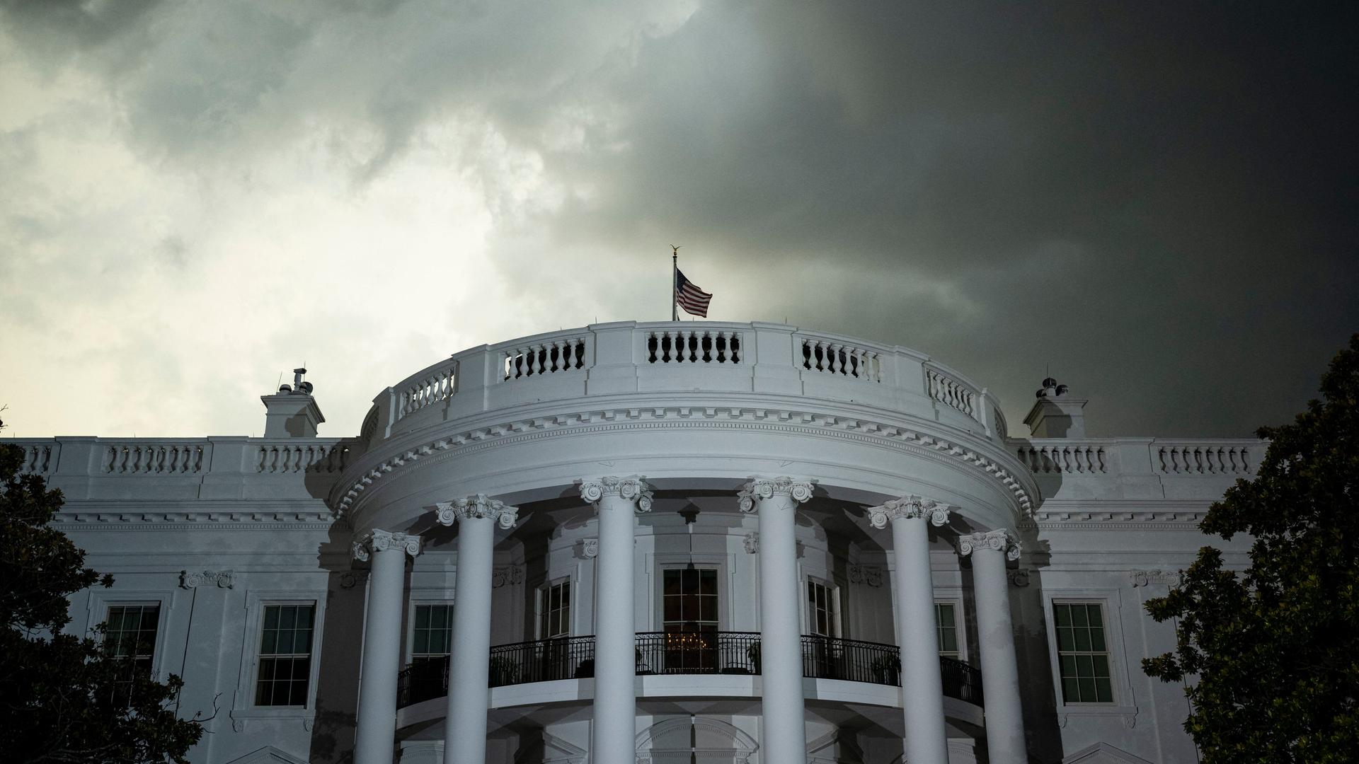 Ein stark bewölkter Himmel zeichnet sich im Hintergrund des Weißen Hauses in Washington ab.