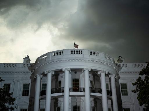 Ein stark bewölkter Himmel zeichnet sich im Hintergrund des Weißen Hauses in Washington ab.