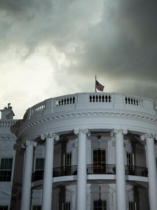 Ein stark bewölkter Himmel zeichnet sich im Hintergrund des Weißen Hauses in Washington ab.