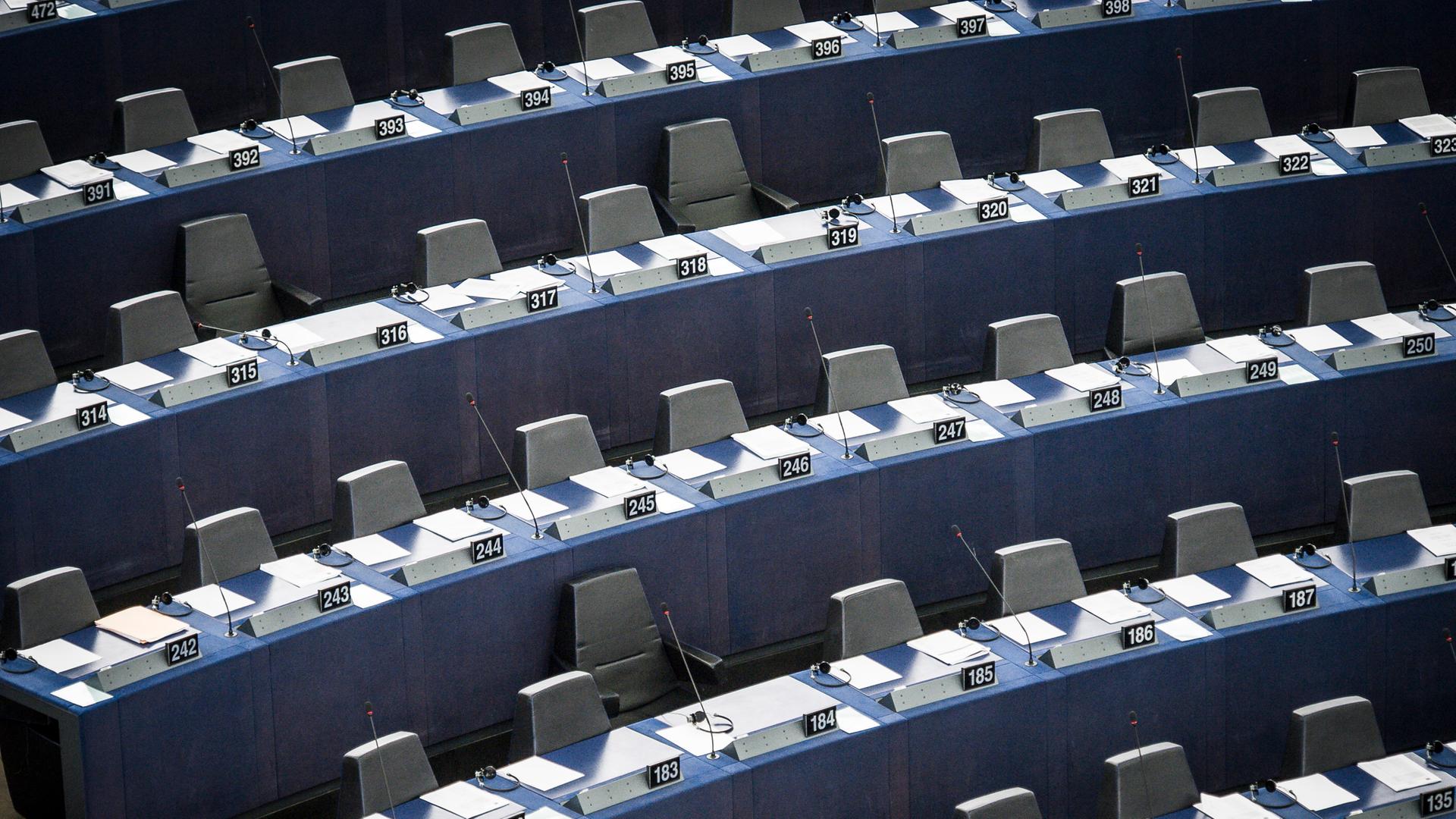 Man sieht mehrere leere Reihen im EU-Parlament.
