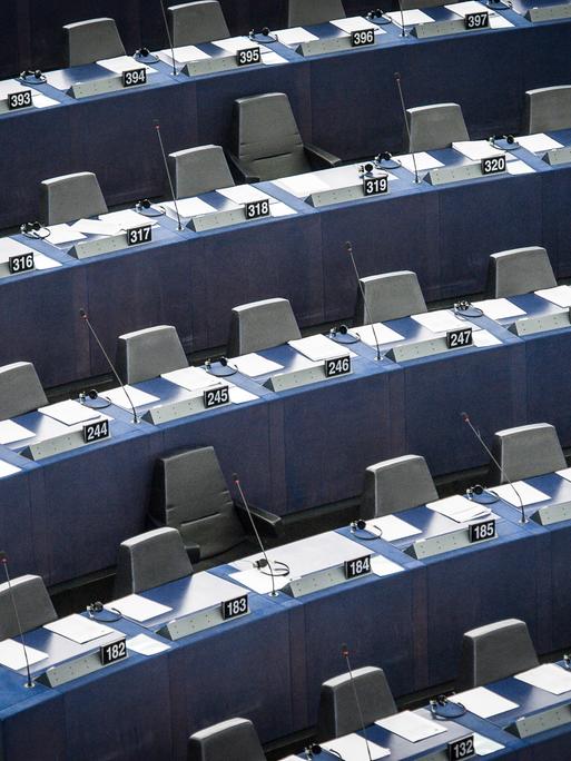 Man sieht mehrere leere Reihen im EU-Parlament.