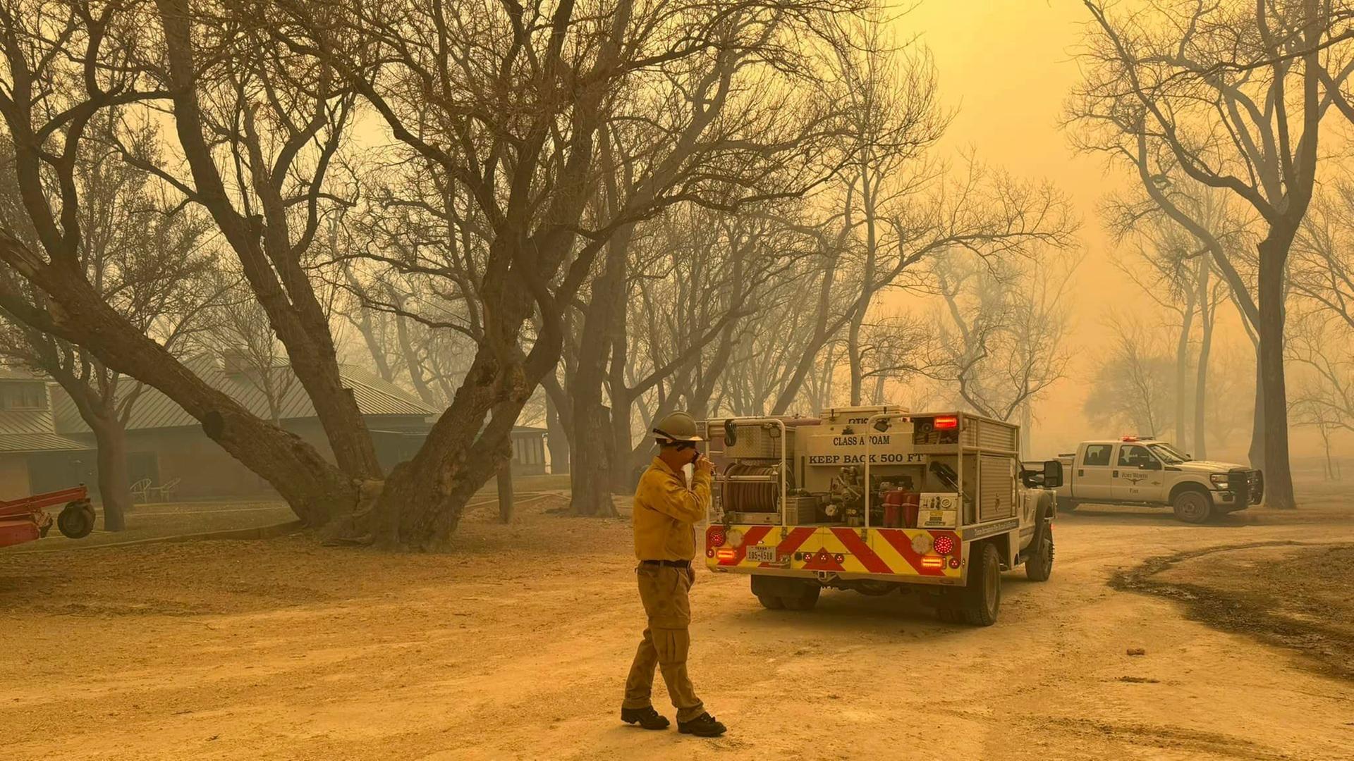 USA, Panhandle: Auf diesem von der Feuerwehr von Flower Mound zur Verfügung gestellten Foto reagieren Feuerwehrleute aus Flower Mound auf einen Brand im texanischen Panhandle. Die Luft ist gelblich-braun. USA, Panhandle: Auf diesem von der Feuerwehr von Flower Mound zur Verfügung gestellten Foto reagieren Feuerwehrleute aus Flower Mound auf einen Brand im texanischen Panhandle. Die Luft ist gelblich-braun.