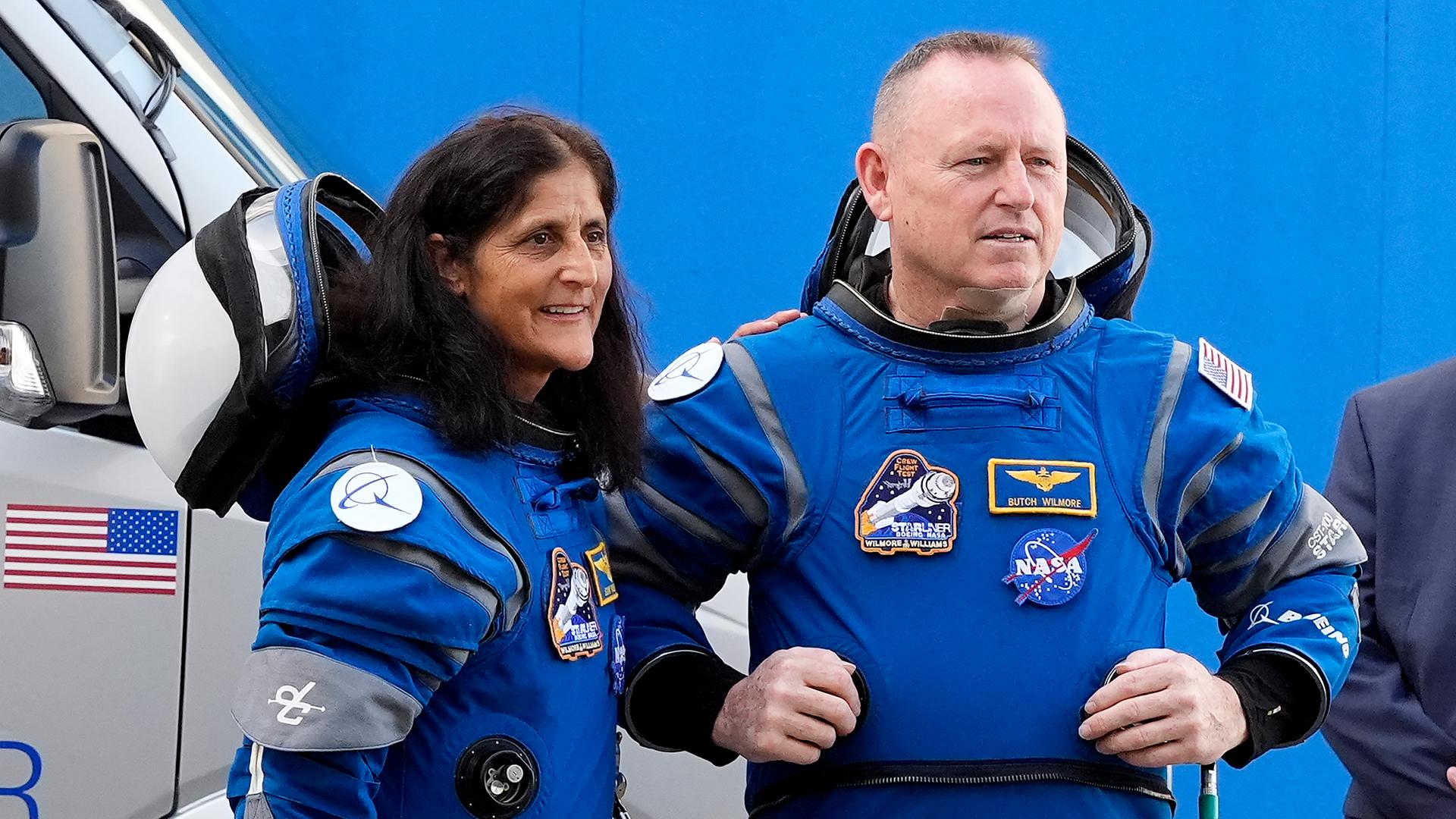 Die Nasa-Astronauten Suni Williams (l) und Barry 'Butch' Wilmore unterhalten sich mit Familienmitgliedern, während sie das Betriebs- und Checkout-Gebäude verlassen, um zur Startrampe im Space Launch Complex 41 zu fahren.