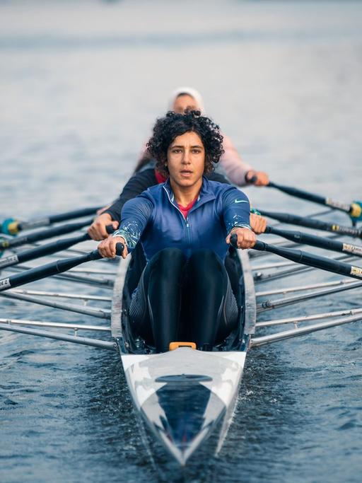 Asmaa El Zohairy rudert in ihrem Ruderboot, hinter ihr rudern noch vier Personen, die aber kaum zu sehen sind. 