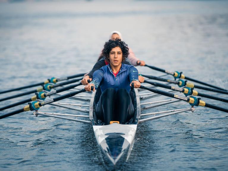 Asmaa El Zohairy rudert in ihrem Ruderboot, hinter ihr rudern noch vier Personen, die aber kaum zu sehen sind. 