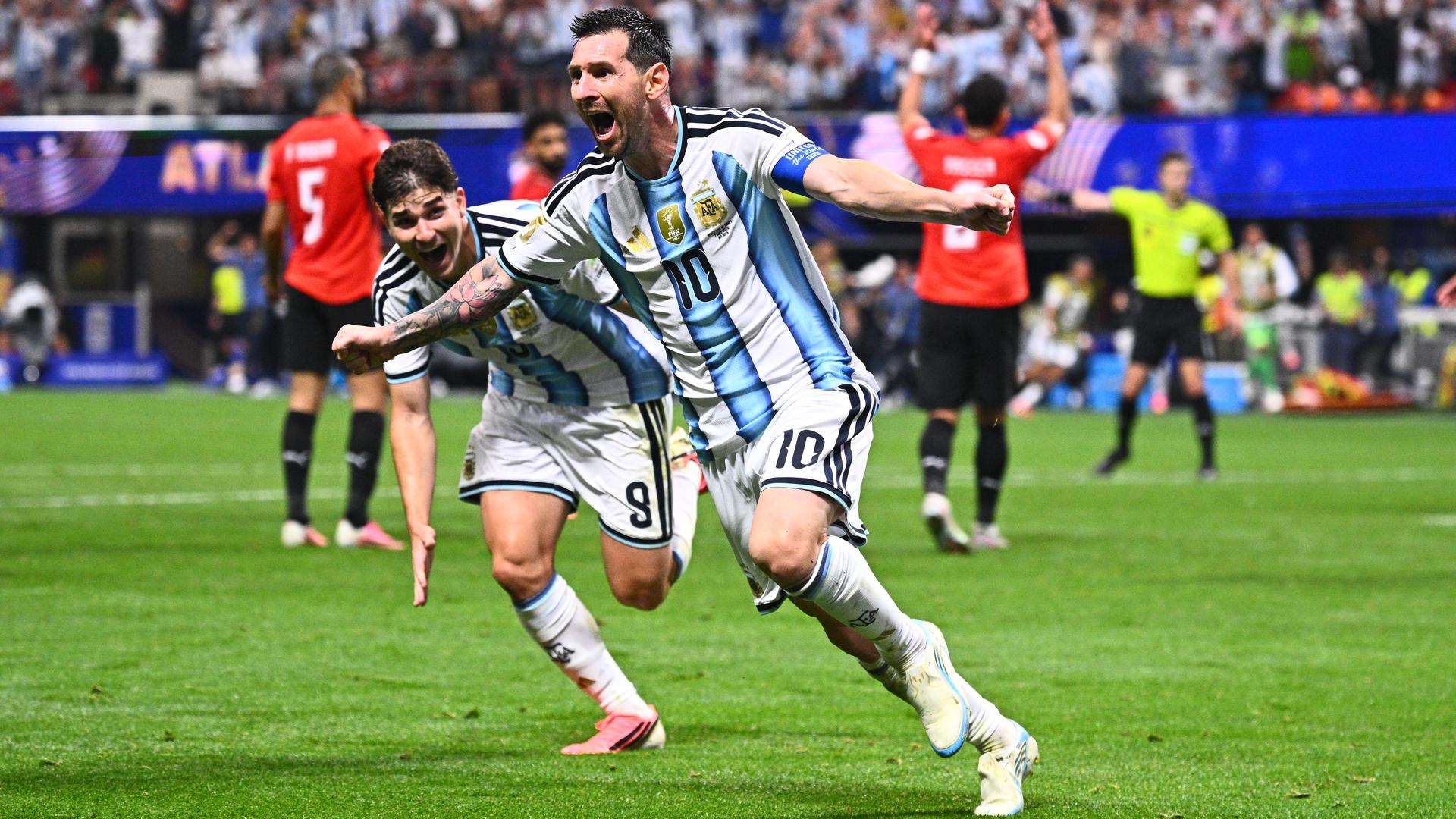 Männer, WM 2026, Argentinien - Ägypten, Finalrunde, Achtelfinale, Atlanta-Stadion, Lionel Messi (Argentinien, r) jubelt nach seinem Tor zum 2:2 mit Julian Alvarez (Argentinien). Männer, WM 2026, Argentinien - Ägypten, Finalrunde, Achtelfinale, Atlanta-Stadion, Lionel Messi (Argentinien, r) jubelt nach seinem Tor zum 2:2 mit Julian Alvarez (Argentinien).