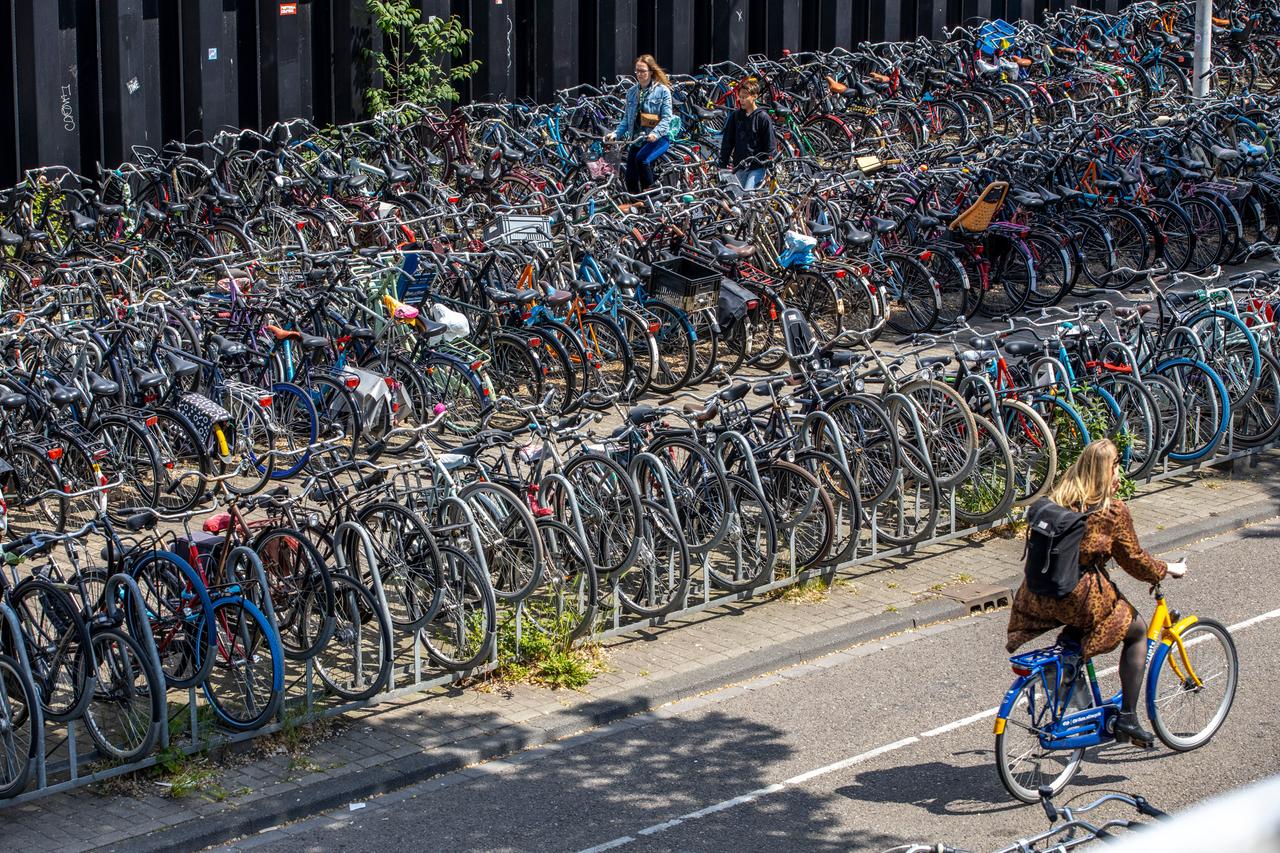 Mehrstöckiges, kostenloses Fahrradparkhaus für über 2500 Fahrräder am Hauptbahnhof in Amsterdam