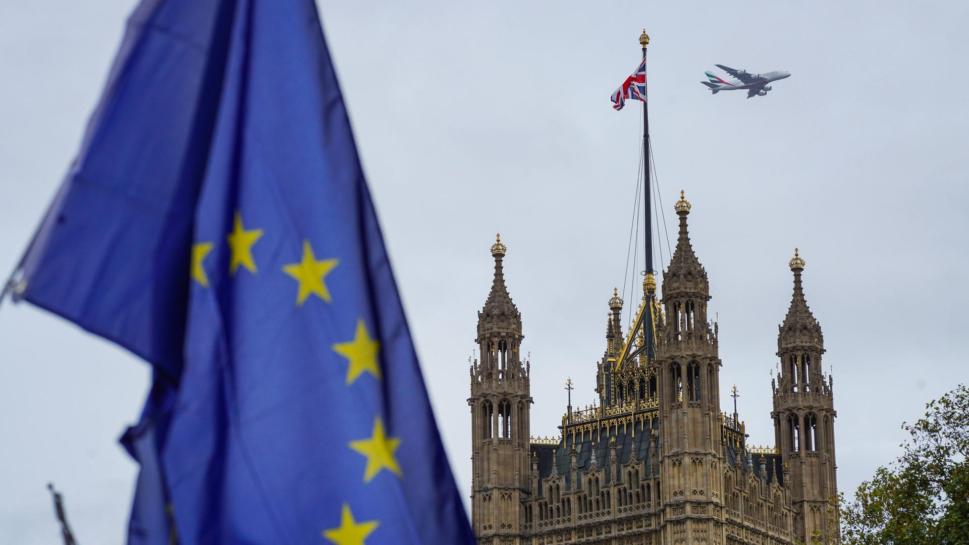 Eine Europaflagge am Parliament Square in London