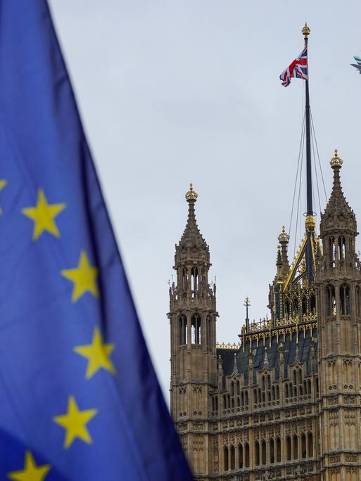 Eine Europaflagge am Parliament Square in London 