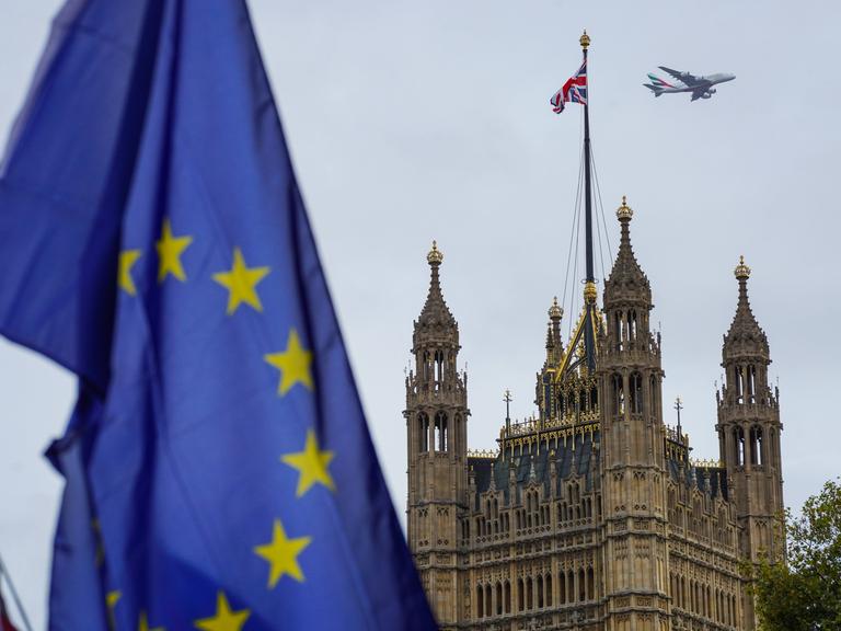 Eine Europaflagge am Parliament Square in London 