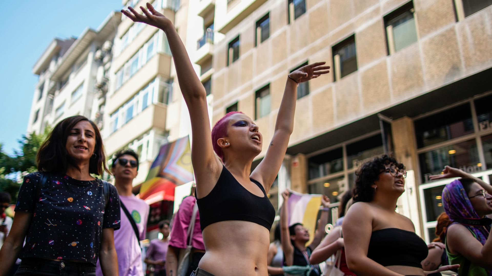 Türkei Polizei Nimmt Teilnehmer Von Pride Walk In Istanbul Fest 1605