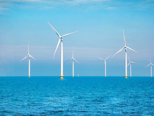 Windräder auf dem Meer in den Niederlanden.