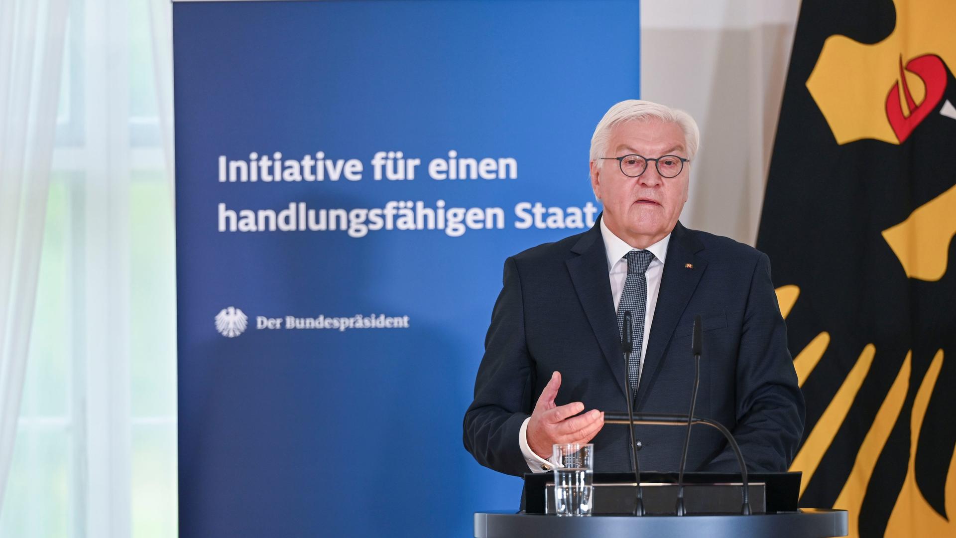 Bundespräsident Frank-Walter Steinmeier spricht zur Vorstellung und Diskussion des Abschlussberichts der "Initiative für einen handlungsfähigen Staat" im Schloss Bellevue. Bundespräsident Frank-Walter Steinmeier spricht zur Vorstellung und Diskussion des Abschlussberichts der "Initiative für einen handlungsfähigen Staat" im Schloss Bellevue.