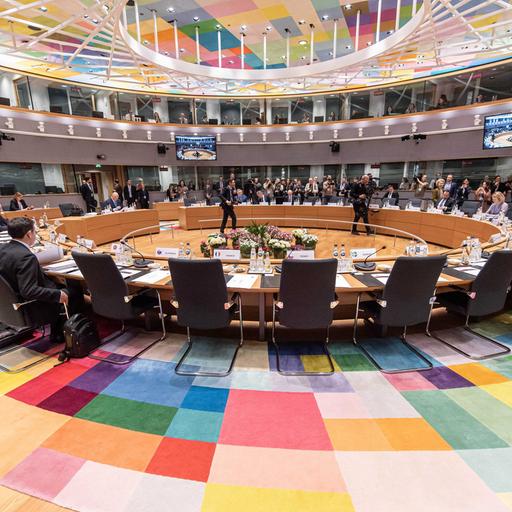 Die Staats- und Regierungschefs beim Runden Tisch während des Europäischen Gipfels. Themen sind die Entwicklungen in der Ukraine und die Stärkung der europäischen Verteidigungsbereitschaft.