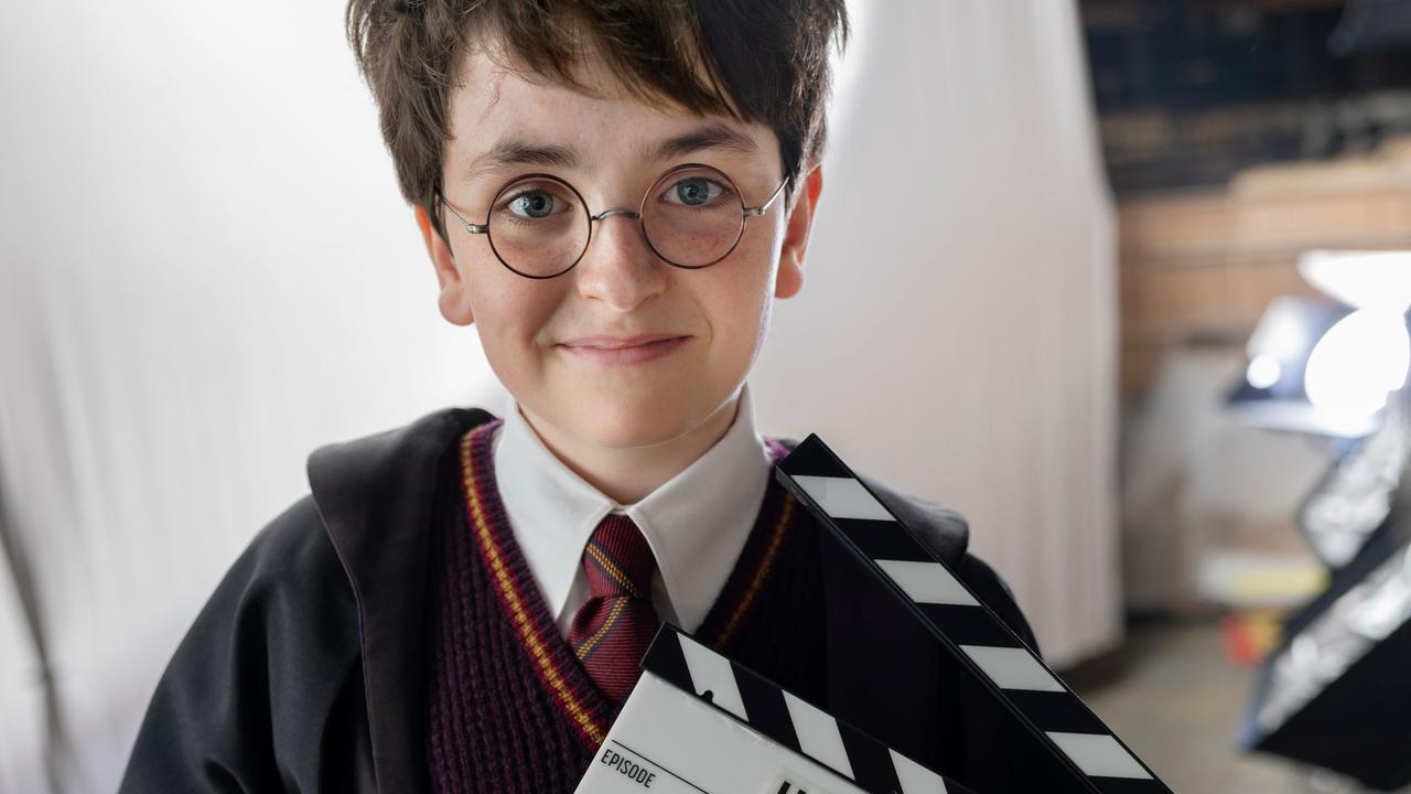 Dieses von HBO veröffentlichte Bild zeigt den jungen Schauspieler Dominic McLaughlin in der Rolle des Harry Potter am Set der HBO-Serie "Harry Potter" zu Beginn des Drehstarts. 