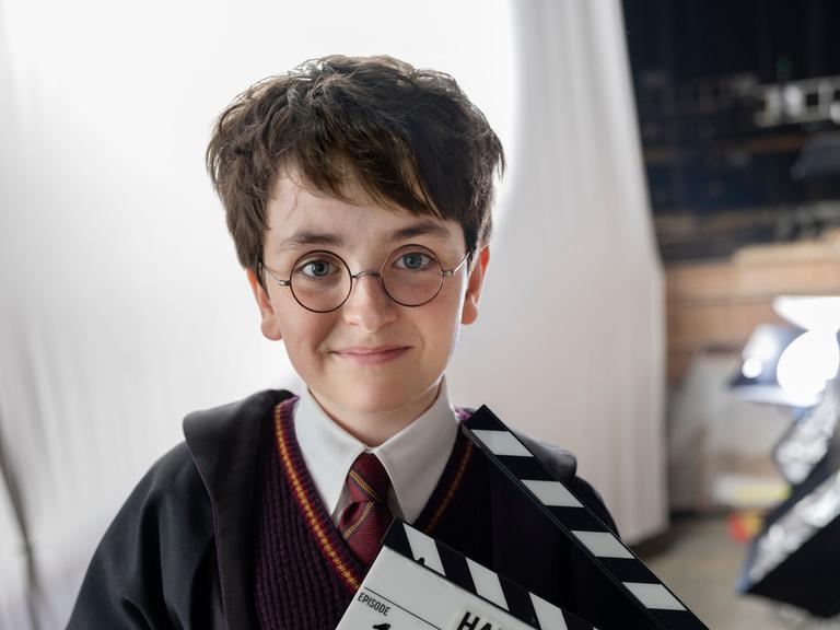 Dieses von HBO veröffentlichte Bild zeigt den jungen Schauspieler Dominic McLaughlin in der Rolle des Harry Potter am Set der HBO-Serie "Harry Potter" zu Beginn des Drehstarts. 