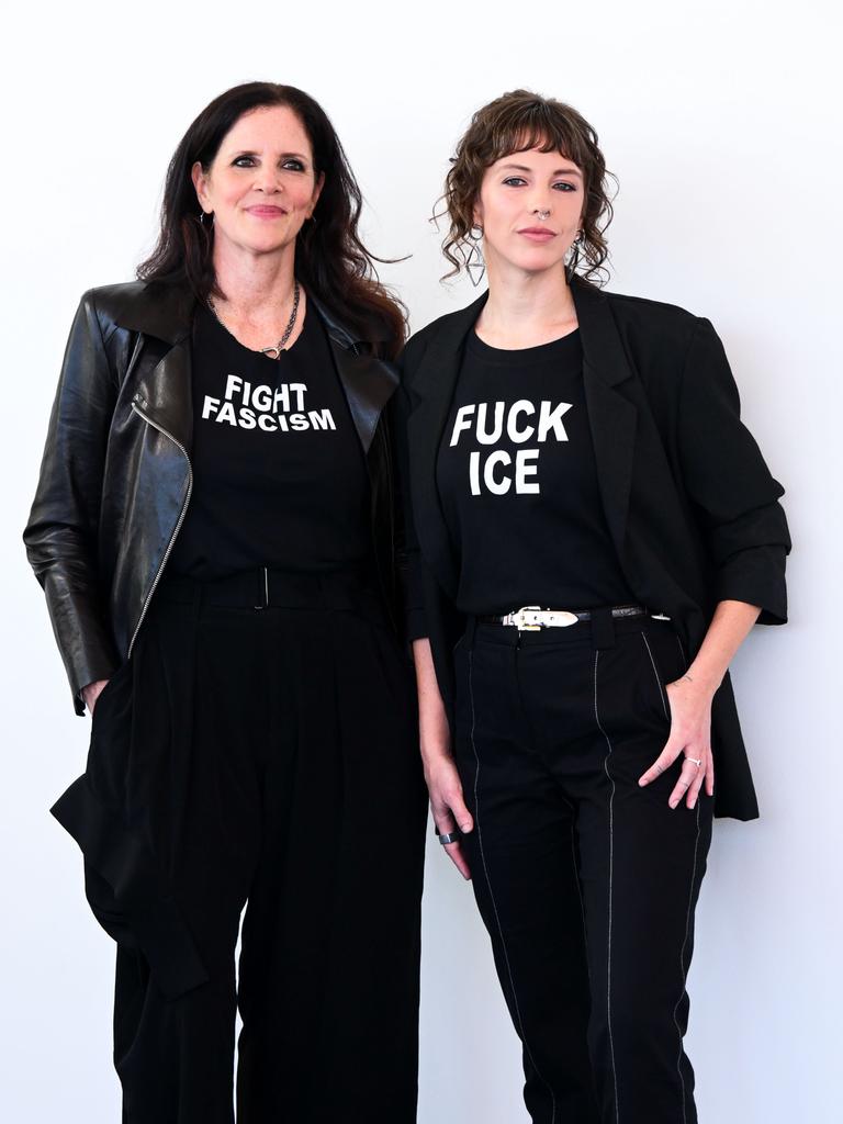 Die Filmemacherinnen Laura Poitras (links) und Rachel Lauren Mueller (rechts) ganz in schwarz gekleidet. Auf dem T-Shirt von Poitras steht "Fight Faschism" (Bekämpfe Faschismus), auf dem T-Shirt von Mueller "Fuck ICE". 