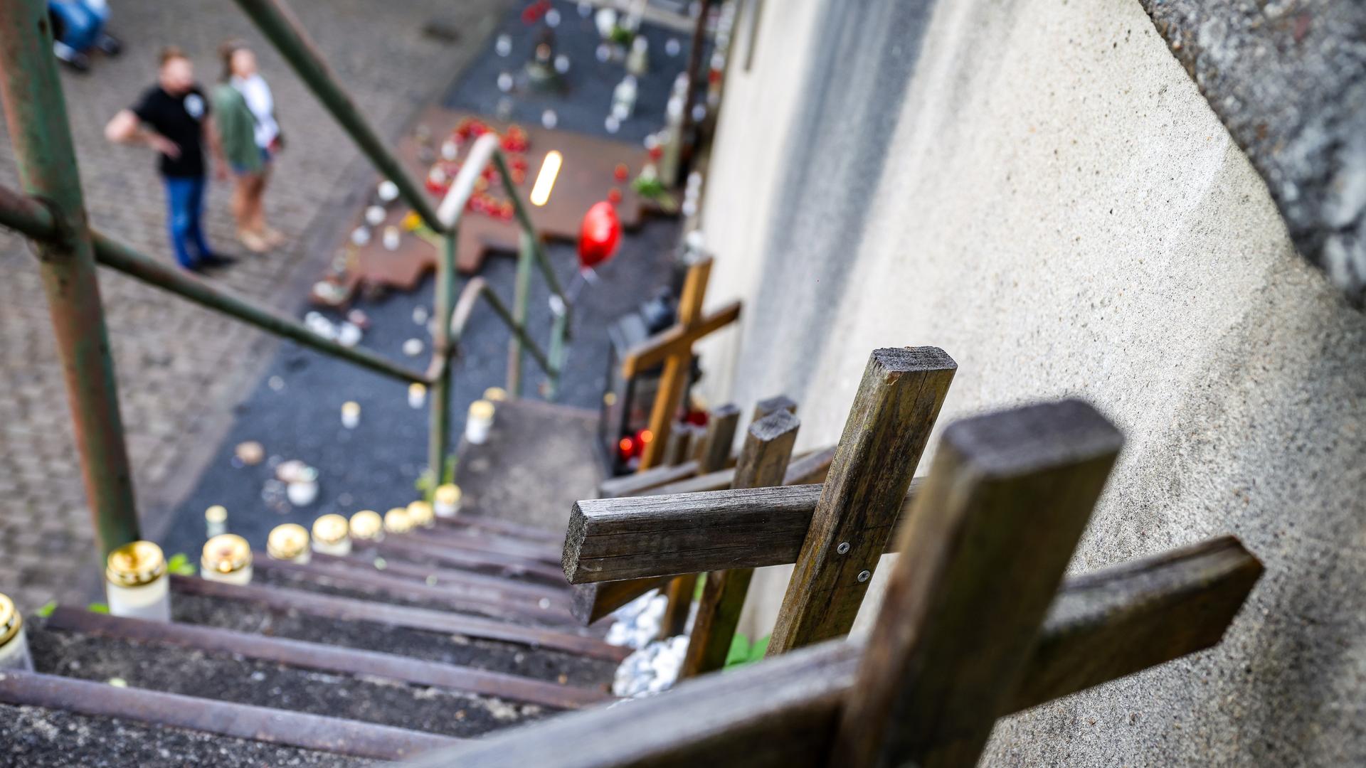 Auf der Treppe am Unglücksort in Duisburg stehen 21 Holzkreuze, für jedes Opfer eins.