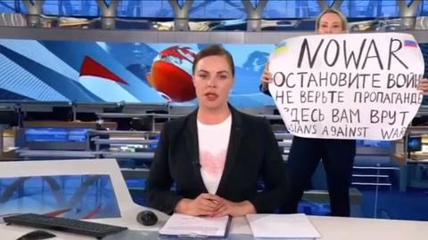 Mit einem Antikriegsplakat stürmte Marina Owsjannikowa am Montagabend die Hauptnachrichtensendung des russischen Staatsfernsehens.