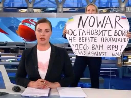 Mit einem Antikriegsplakat stürmte die Journalistin Marina Ovsyannikova am Montagabend die Hauptnachrichtensendung des russischen Staatsfernsehens.