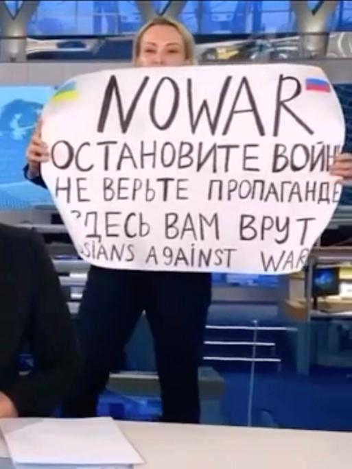 Mit einem Antikriegsplakat stürmte Marina Owsjannikowa am Montagabend die Hauptnachrichtensendung des russischen Staatsfernsehens.