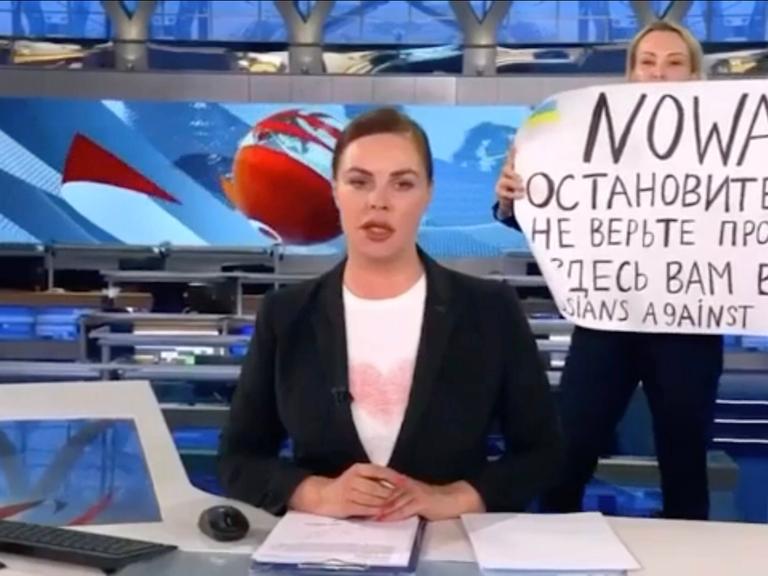 Die Journalistin Marina Ovsyannikova hält ein Plakat gegen den Ukraine-Krieg in der Nachrichten-Sendung im russischen Fernsehen hoch. 