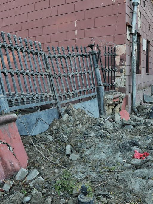 Zerstörte Umgebung nach einem Raketenangriff im ukrainischen Odessa.