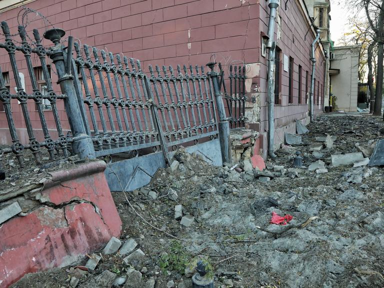 Zerstörte Umgebung nach einem Raketenangriff im ukrainischen Odessa.