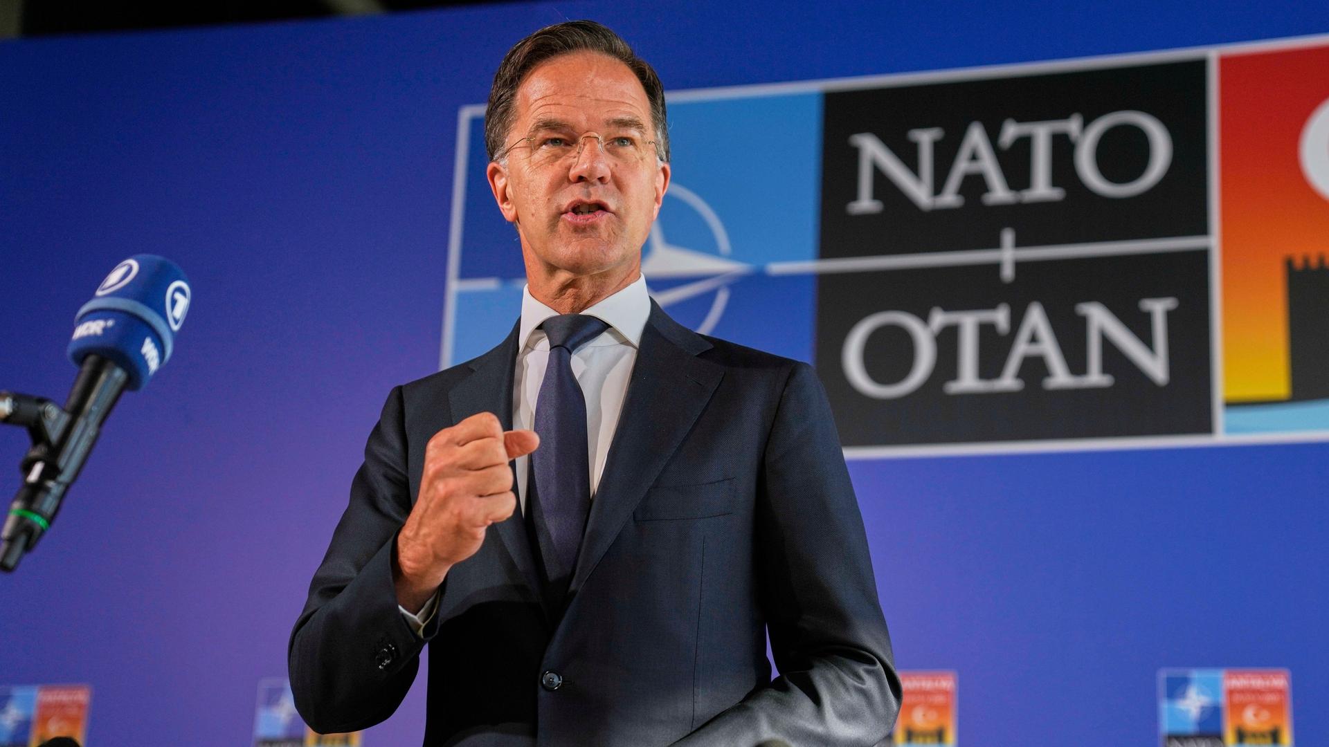 NATO-Generalsekretär Mark Rutte spricht mit Journalisten bei seiner Ankunft zum informellen NATO-Außenministertreffen in Belek nahe Antalya, Türkei. NATO-Generalsekretär Mark Rutte spricht mit Journalisten bei seiner Ankunft zum informellen NATO-Außenministertreffen in Belek nahe Antalya, Türkei.