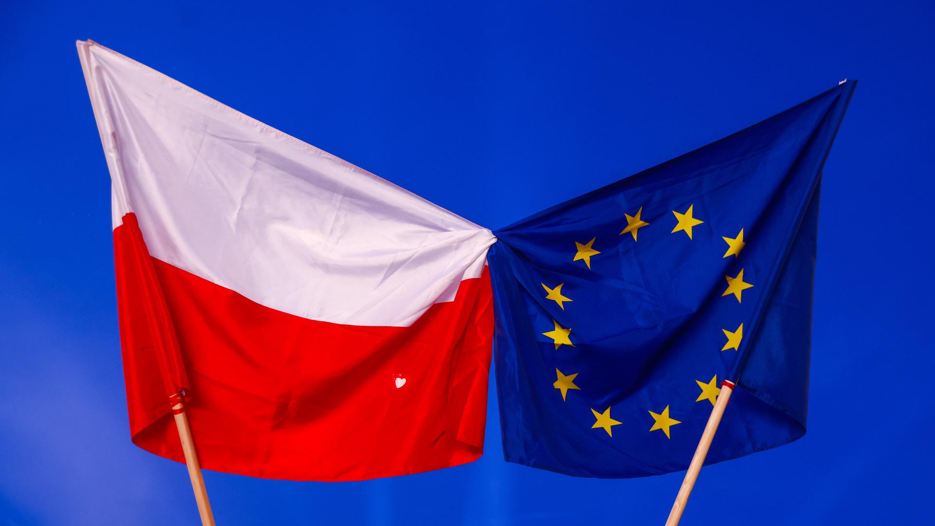 Die polnische und die EU-Flagge zusammengeknotet - während einer Demonstration der Opposition in Krakau.