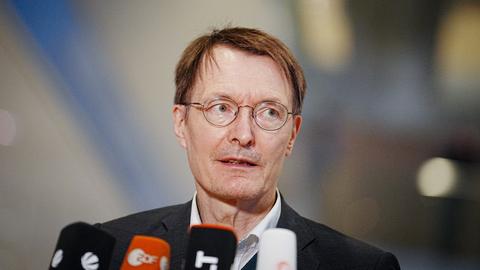 Karl Lauterbach (SPD), Bundesminister für Gesundheit, steht hinter Mikrofonen.