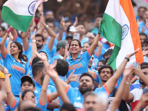 120.000 Fans besuchten das Spiel der Cricket-WM zwischen Indien und Pakistan in Indien im Stadion. Den Start der Cricket-WM verfolgten rund eine Milliarde Menschen.