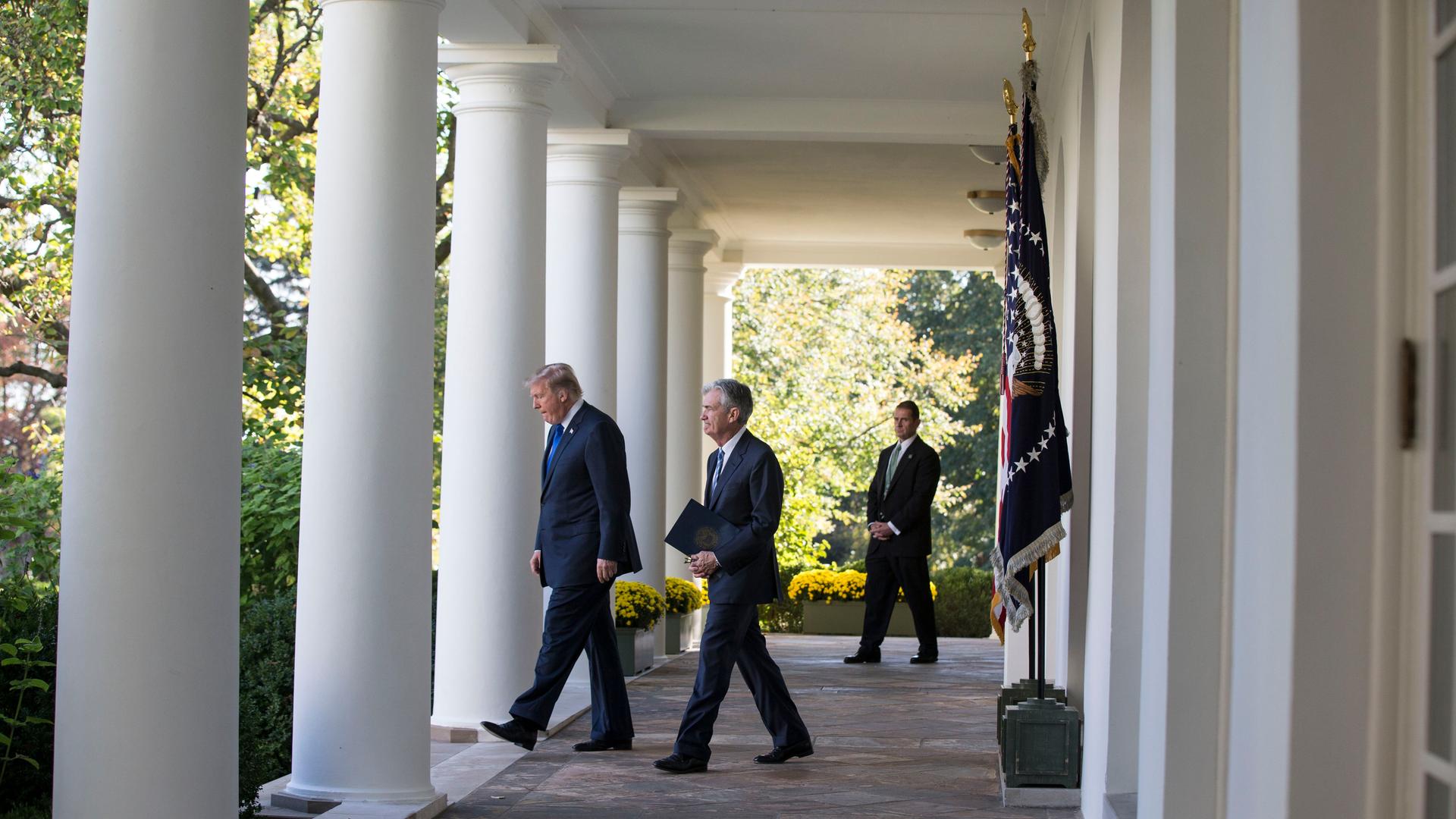 US-Präsident Donald Trump und Jerome Powell vor den Säulen des West Wings des Weißen Hauses in Washington am 2. November 2017