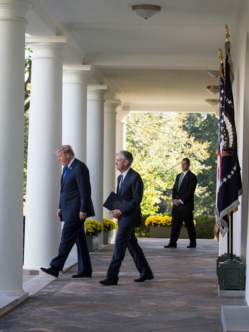 US-Präsident Donald Trump und Jerome Powell vor den Säulen des West Wings des Weißen Hauses in Washington am 2. November 2017