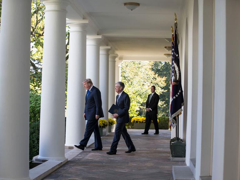 US-Präsident Donald Trump und Jerome Powell vor den Säulen des West Wings des Weißen Hauses in Washington am 2. November 2017