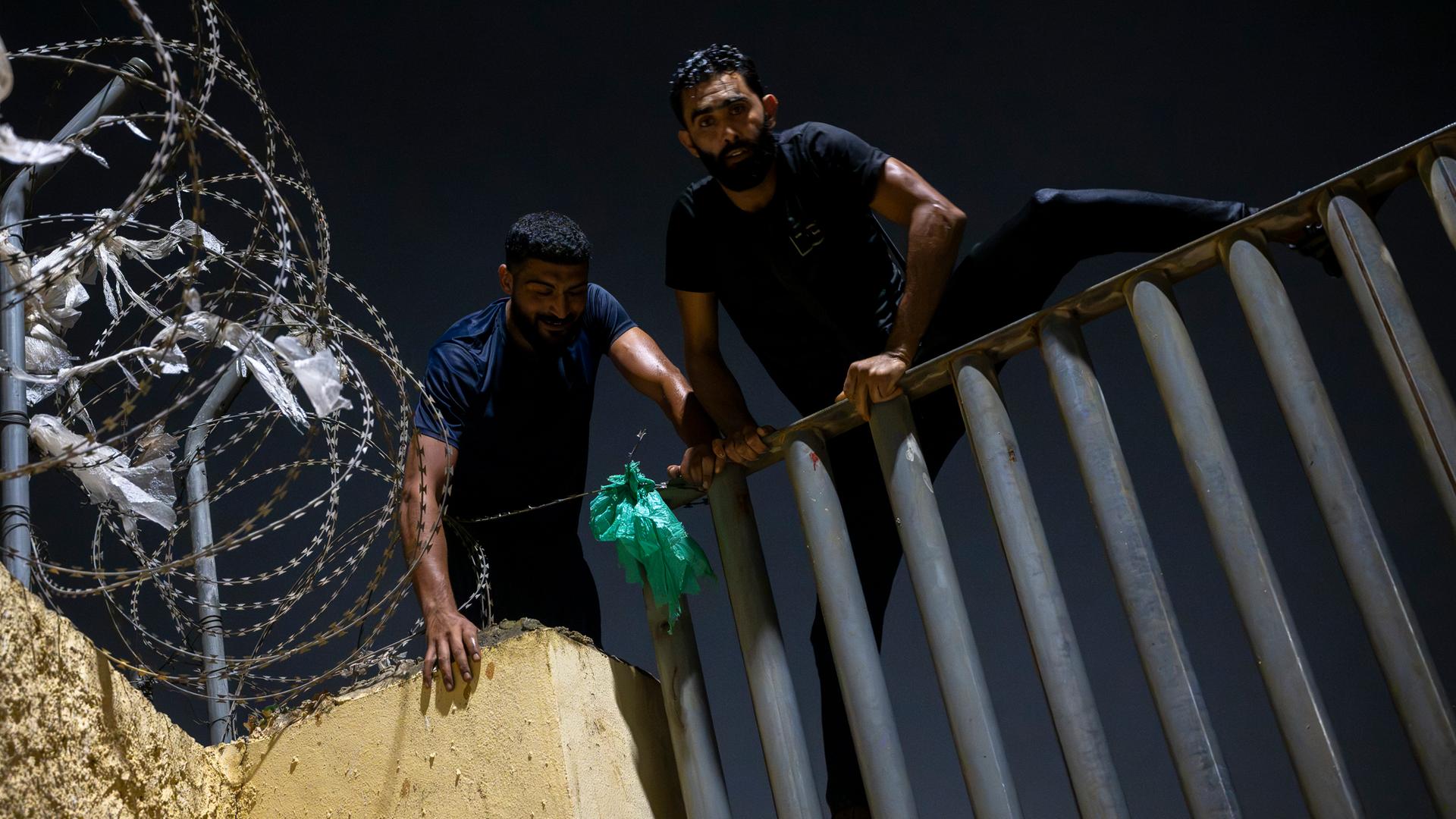 Mehrere Migranten klettern am 31. Juli 2026 in Ceuta (Spanien) über den Zaun, der die Grenze zwischen Ceuta und Marokko markiert. 