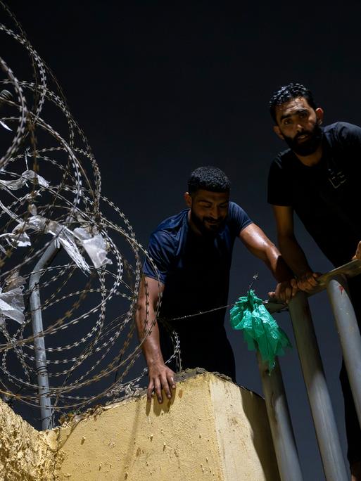 Mehrere Migranten klettern am 31. Juli 2026 in Ceuta (Spanien) über den Zaun, der die Grenze zwischen Ceuta und Marokko markiert. Mehrere Migranten klettern am 31. Juli 2026 in Ceuta (Spanien) über den Zaun, der die Grenze zwischen Ceuta und Marokko markiert.
