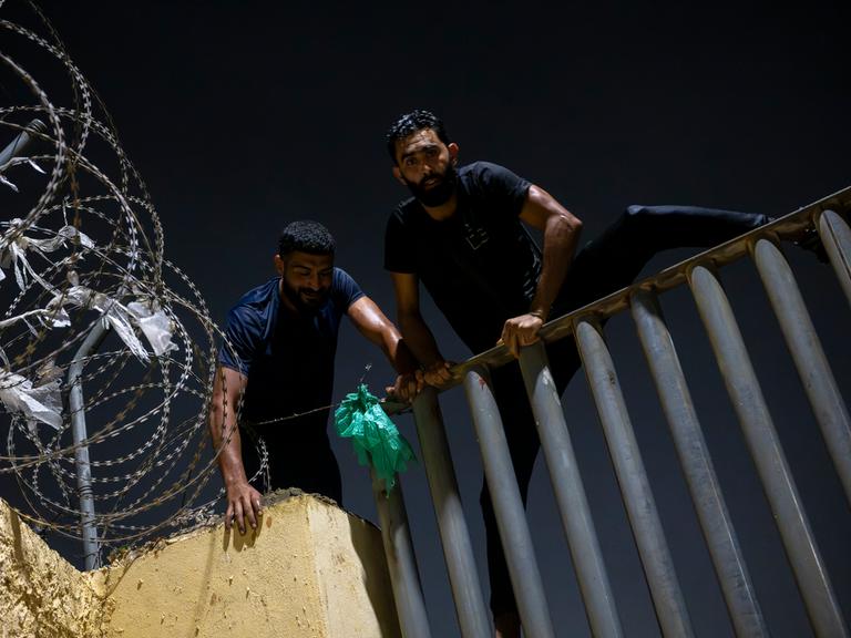 Mehrere Migranten klettern am 31. Juli 2026 in Ceuta (Spanien) über den Zaun, der die Grenze zwischen Ceuta und Marokko markiert. Mehrere Migranten klettern am 31. Juli 2026 in Ceuta (Spanien) über den Zaun, der die Grenze zwischen Ceuta und Marokko markiert.