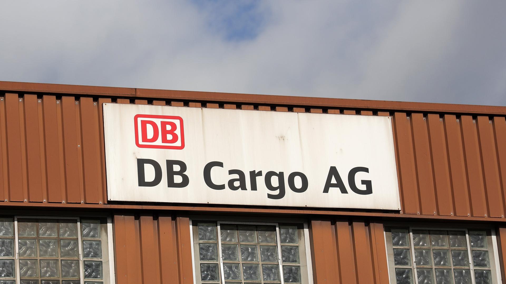 Das Logo von DB Cargo an einer Halle