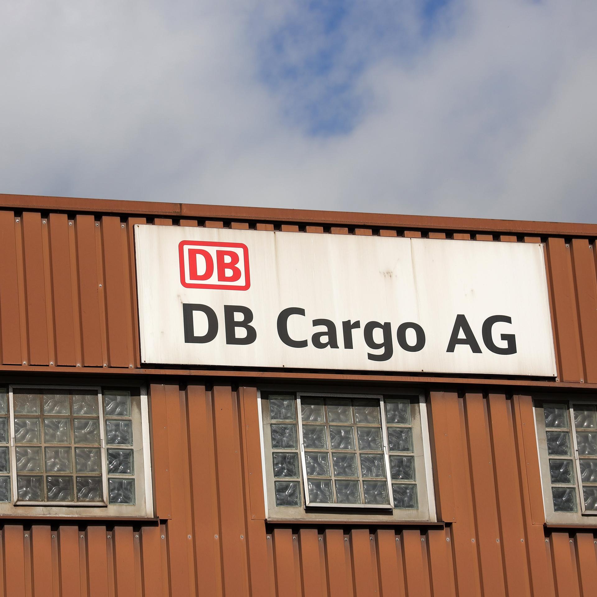 Das Logo von DB Cargo an einer Halle