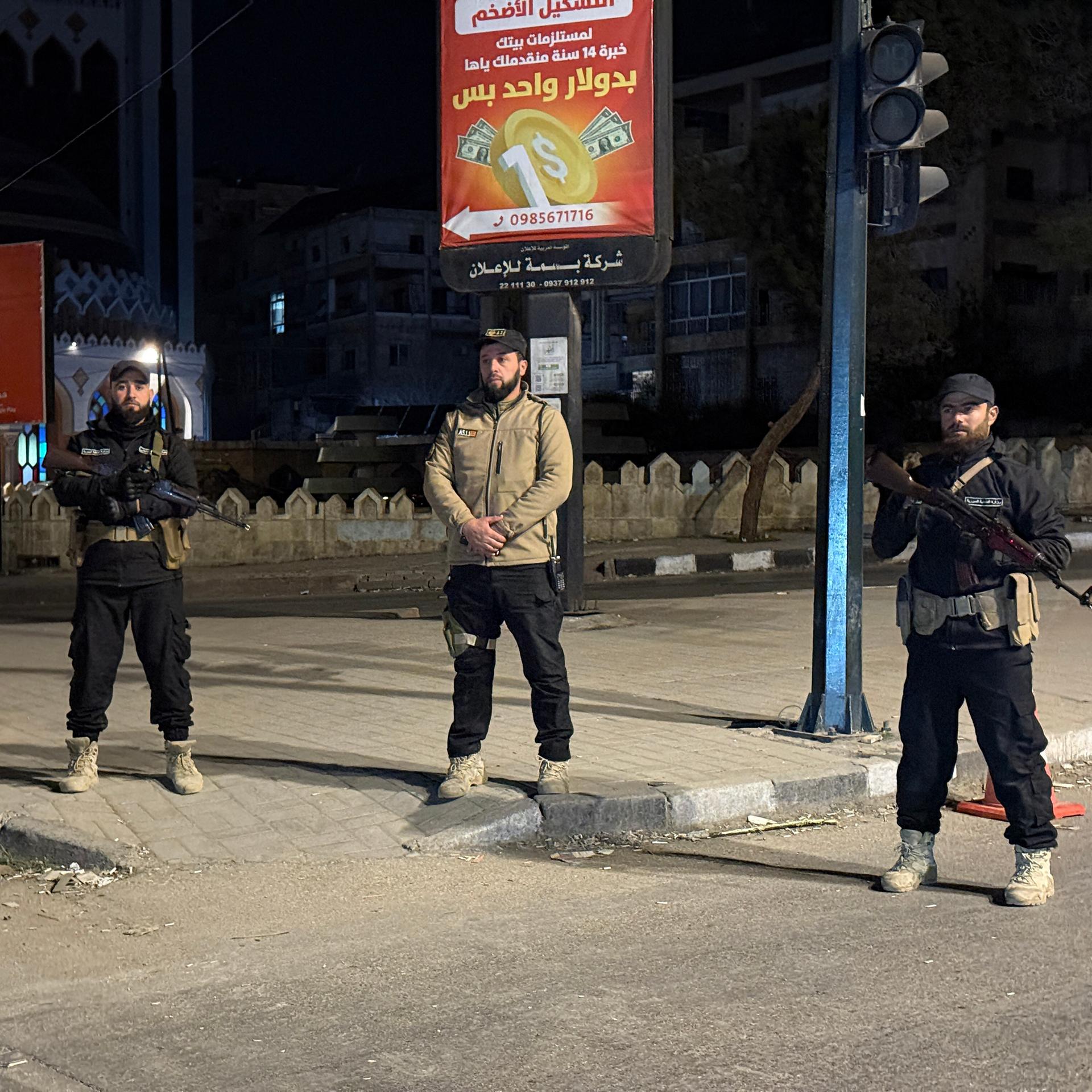 Syrische Regierungstruppen sichern einen sicheren Korridor für Zivilisten, einige tragen Gewehre. 