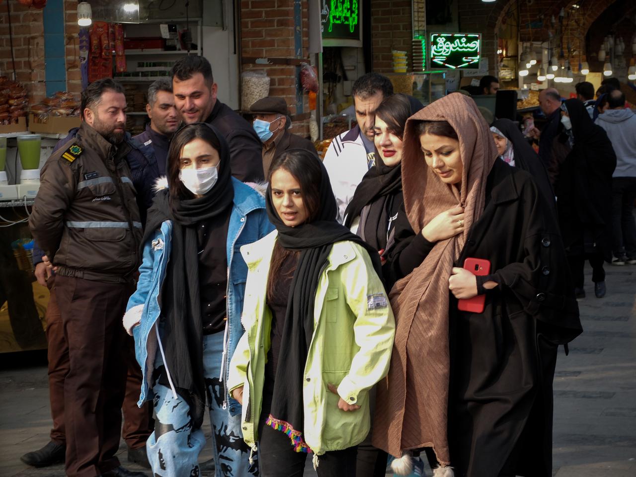 Teheran Anfang Dezember 2022: Frauen mit und ohne Kopftuch in der Öffentlichkeit