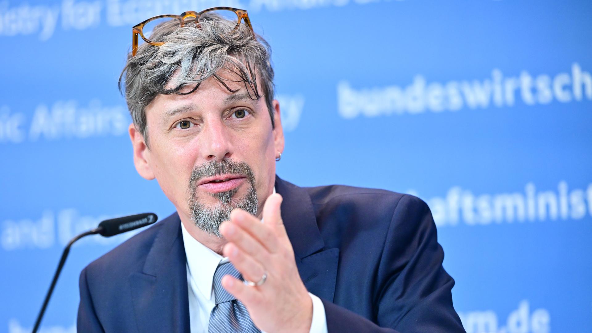 Tomaso Duso, Vorsitzender der Monopolkommission, spricht während der Vorstellung des Hauptgutachtens zum Wettbewerb 2026 der Monopolkommission im Bundesministerium für Wirtschaft und Energie. Tomaso Duso, Vorsitzender der Monopolkommission, spricht während der Vorstellung des Hauptgutachtens zum Wettbewerb 2026 der Monopolkommission im Bundesministerium für Wirtschaft und Energie.